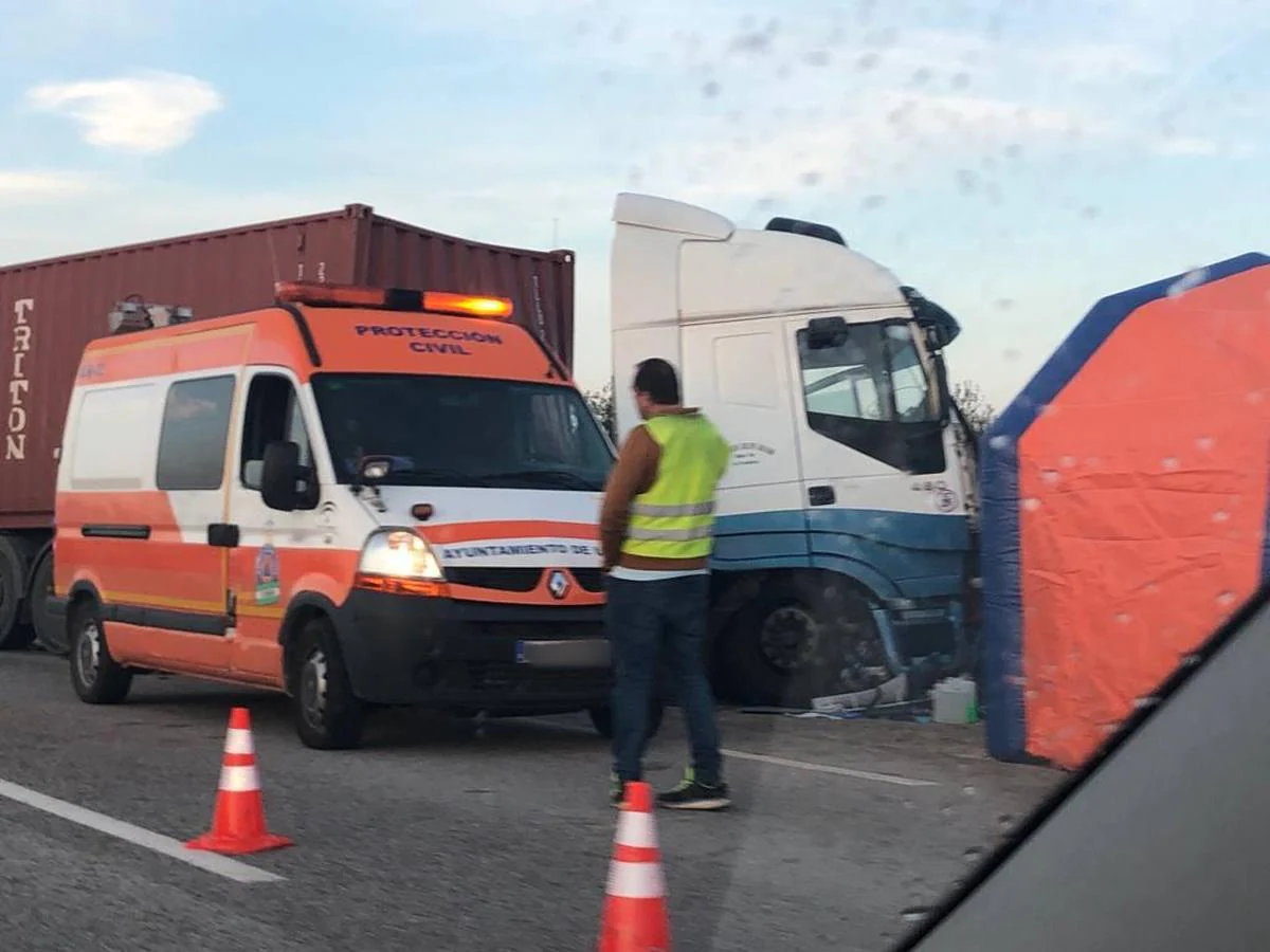 Cinco muertos en un choque entre una furgoneta y un camión en la carretera que une Utrera y Arahal
